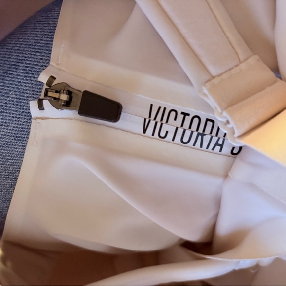 Victoria's Secret Cream Bra with Zipper Detail - Picture 3 of 4